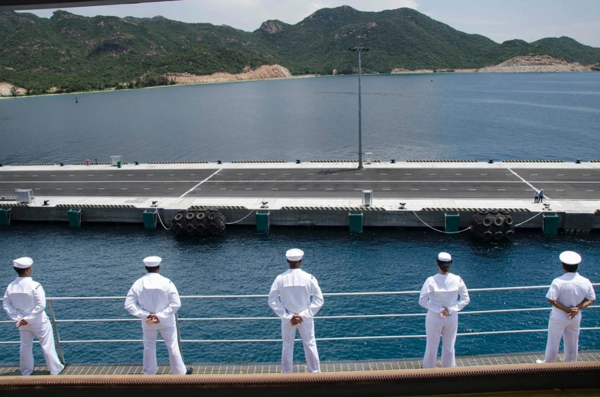 Thủy thủ trên tàu tiếp liệu tàu ngầm USS Frank Cable trên đường vào cảng Cam Ranh ngày 2-10. 