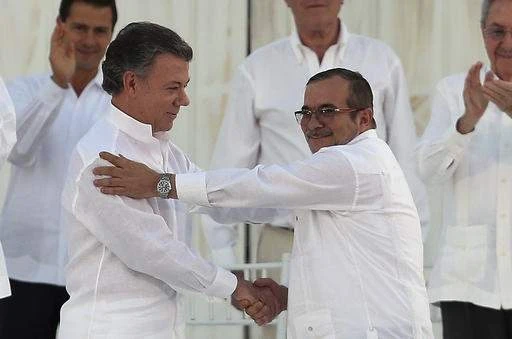 Tổng thống Colombia Juan Manuel Santos (trái) và Colombia Juan Manuel Santos trong buổi ký hiệp định hòa bình ngày 26-9 tại Havana (Cuba). 