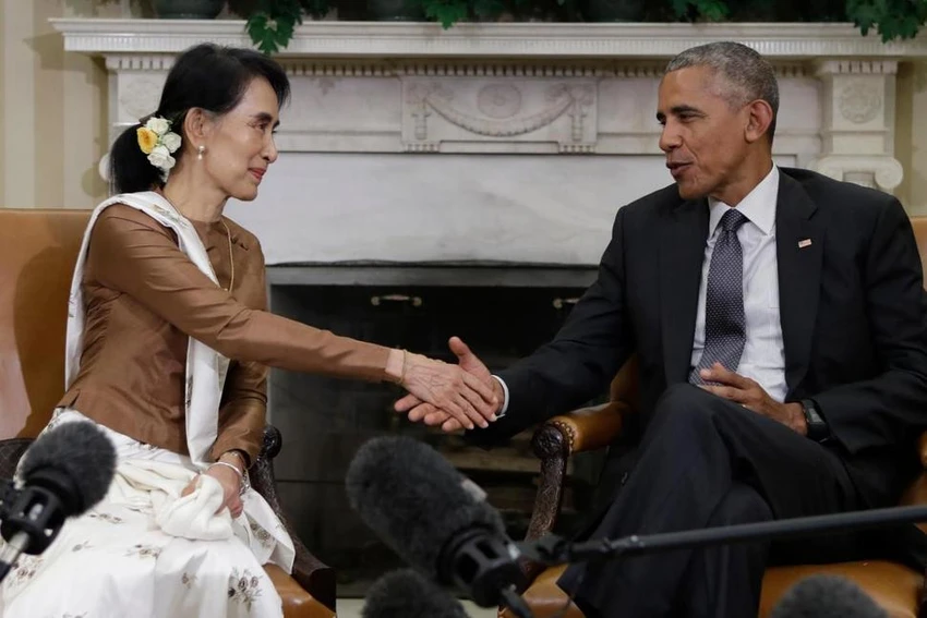 Tổng thống Obama chính thức dỡ bỏ trừng phạt Myanmar ảnh 2 Tổng thống Mỹ Barack Obama gặp Ngoại trưởng Myanmar Aung San Suu Kyi tại Nhà Trắng hồi tháng 9 năm nay.