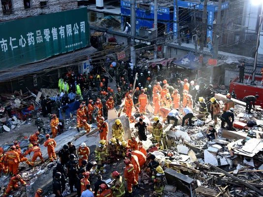 800 người tham gia cứu hộ vụ sập nhà hàng loạt ở Ôn Châu (Chiết Giang, Trung Quốc). 
