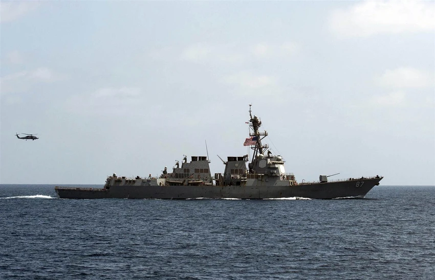 Tàu khu trục USS Mason trong một cuộc tập trận trên vịnh Oman ngày 10-9. 