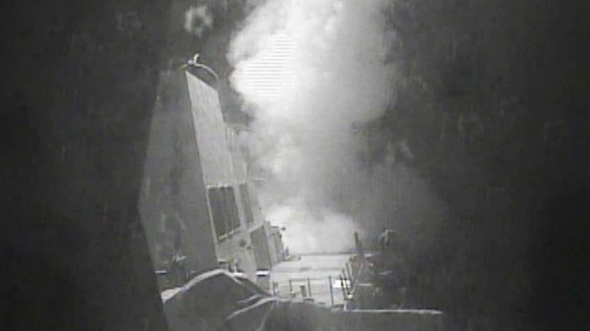 Tàu USS Nitze phóng tên lửa hành trình Tomahawk diệt các dàn radar của phe nổi dậy Houthi trên bờ biển Yemen ngày 13-10.