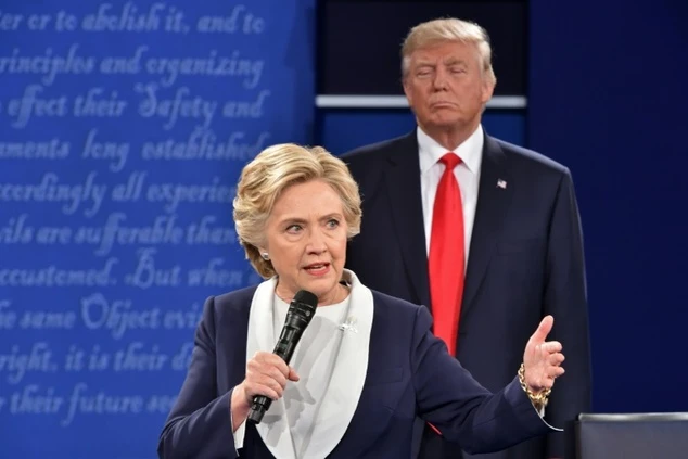 Ông Trump nói bà Clinton di chuyển khắp nơi trên sân khấu chứ ông không chiếm không gian của bà.