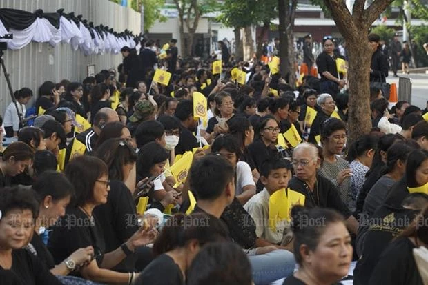 Rất đông người dân đến bệnh viện Siriraj chờ đón thi hài Quốc vương Bhumibol Adulyadej. 