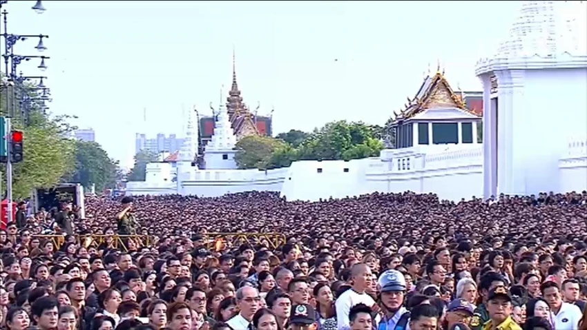Hàng ngàn người dân Thái Lan tập trung tại khu vực hoàng cung tiếc thương Quốc vương Thái Lan Bhumibol Adulyadej. 