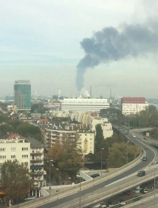 Người dân Ludwigshafen và Mannheim được yêu cầu ở trong nhà, đóng kín cửa. 