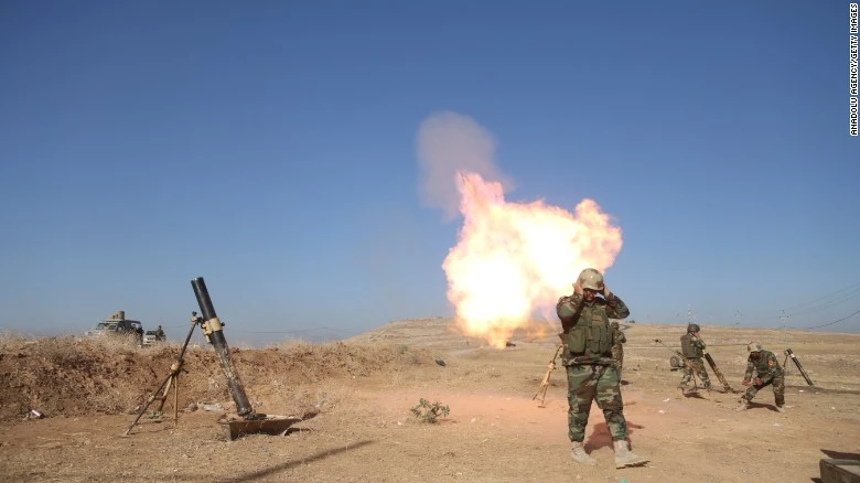 Ngày đầu tái chiếm Mosul từ IS: Giành lại 200 km2 đất ảnh 2 Lực lượng Iraq nã pháo tấn công IS từ ngoại ô Mosul.