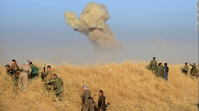 Ngày đầu tái chiếm Mosul từ IS: Giành lại 200 km2 đất ảnh 4 Khói bốc lên vì IS đánh bom tự sát nhắm vào lực lượng người Kurd trong ngày 17-10.