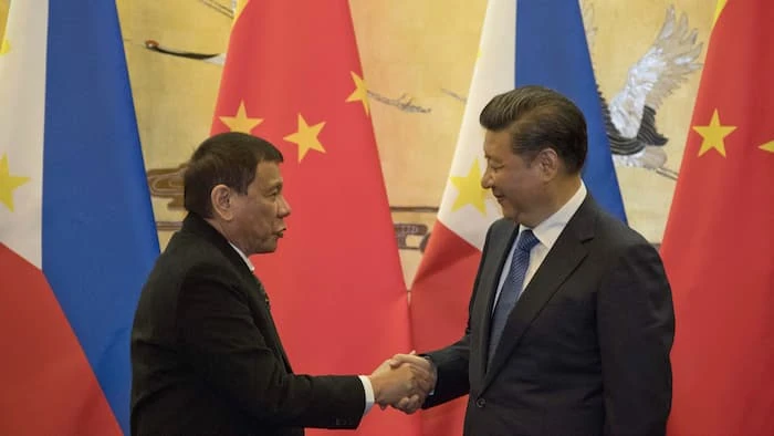 Hai ông Duterte (trái) và Tập Cận Bình trong cuộc gặp ngày 20-10 tại Trung Quốc. 
