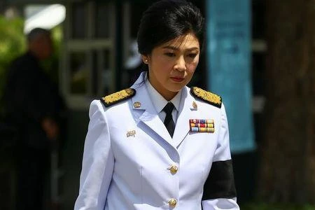 Cựu Thủ tướng Thái Lan Yingluck Shinawatra đến Hoàng cung viếng Quốc vương Bhumibol Adulyadej ngày 14-10. 