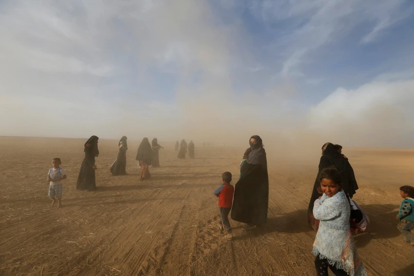 Người dân trở về nhà ở vùng ngoại ô phía nam Mosul ngày 21-10 sau khi khu vực này được giải phóng khỏi IS. 