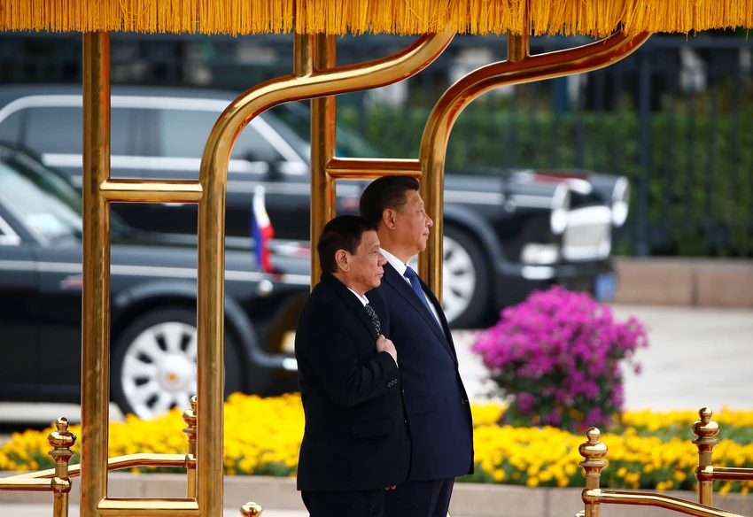 Duterte thật sự nghĩ gì về tam giác Mỹ-Phi-Trung Quốc? ảnh 1 Tổng thống Philippines Rodrigo Duterte (trái) và Chủ tịch Trung Quốc Tập Cận Bình tại Đại lễ đường nhân dân ở Bắc Kinh (Trung Quốc) ngày 20-10.