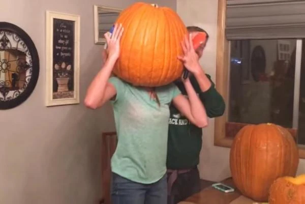Đầu Rachel lọt thỏm trong quả bí ngô Halloween. 