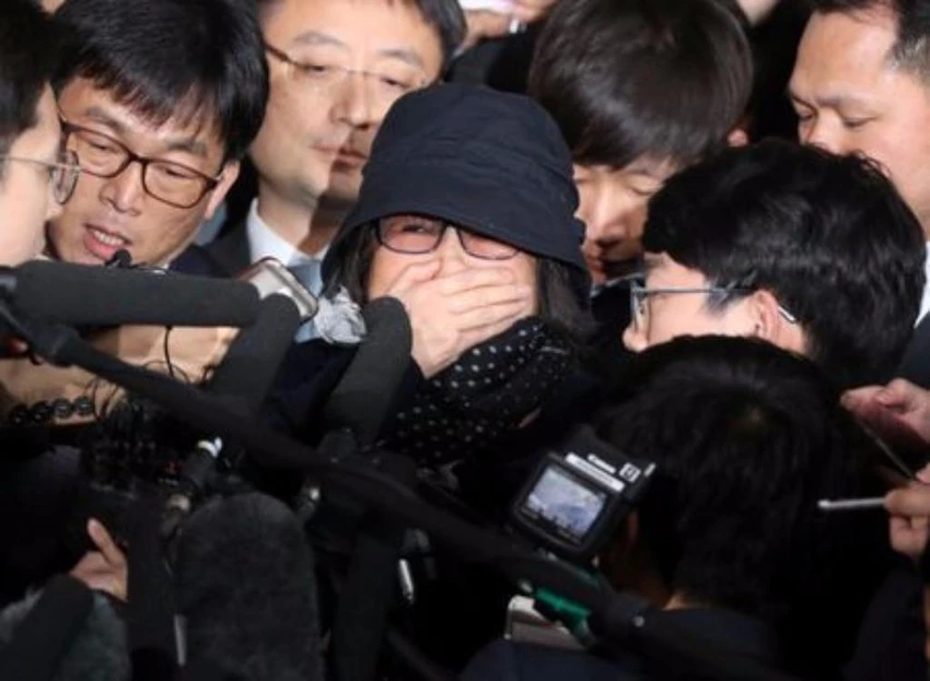 Bà Choi Soon-sil đến văn phòng công tố Seoul ngày 31-10.