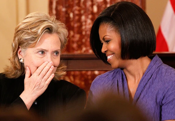 Bà Clinton muốn đưa bà Obama vào nội các mới ảnh 1 Bà Clinton (trái) sẵn sàng hoan nghênh bà Michelle làm việc trong nội các một khi bà thắng cử tổng thống.