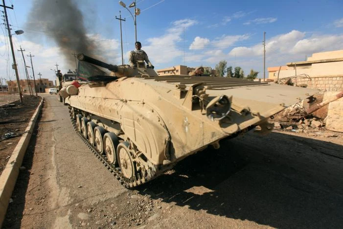 Quân đội Iraq hành quân gần Mosul ngày 2-11. 