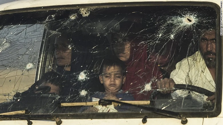 Người dân Mosul sơ tán tránh giao tranh. 