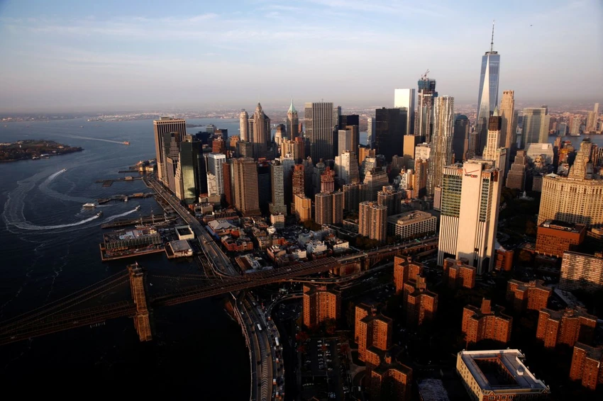 Mặt trời mọc trên cầu Brooklyn ở quận Manhattan (New York) ngày 2-11. 