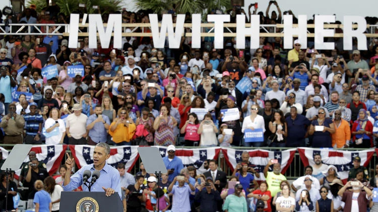 Tổng thống Obama vận động cho bà Clinton ở TP Kissimmee (bang Florida) ngày 6-11. 