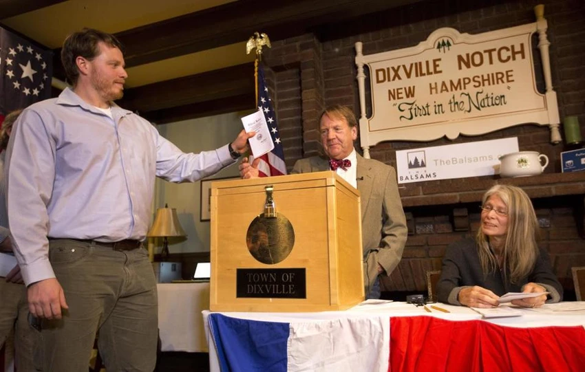 Ông Trump đang dẫn trước bà Clinton ảnh 1 Anh Clay Smith ở làng Dixville Notch là người đầu tiên bỏ phiếu bầu tổng thống 2016 trong ngày bầu cử 8-11.