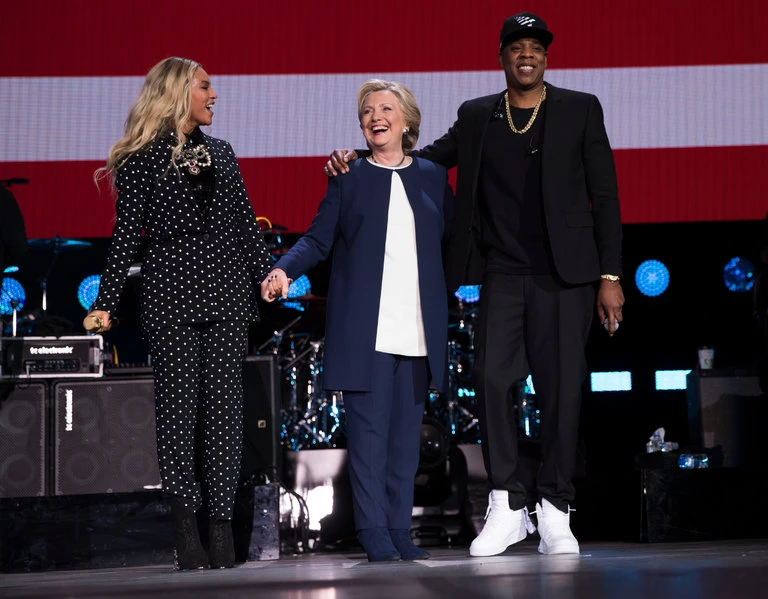 Thậm chí ca sĩ Beyonce và chồng là ca sĩ Jay-Z cũng mặc trang phục vest khi biểu diễn tại một buổi vận động của bà Clinton tuần trước. 