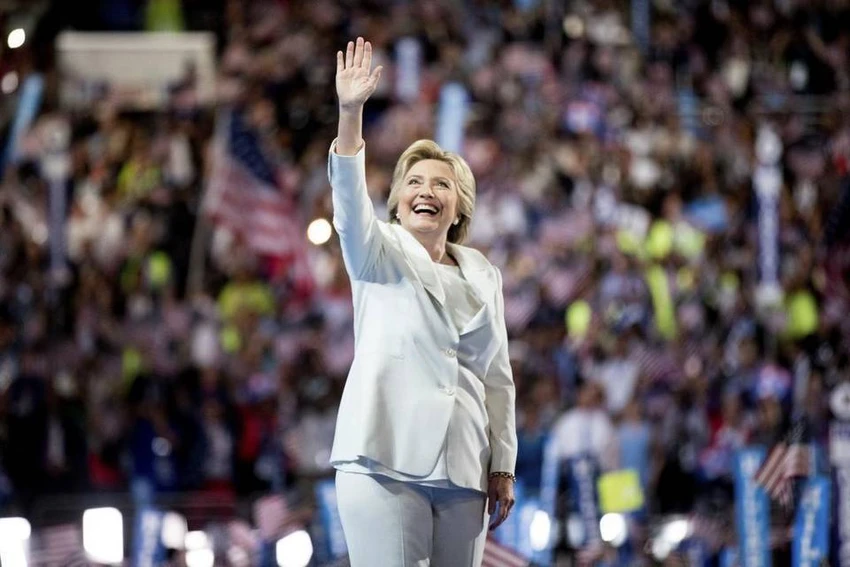 Bà Clinton trong trang phục vest quen thuộc. 