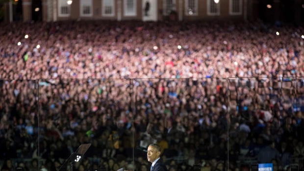 Clinton, Obama diễn thuyết sau hàng rào kính chắn đạn ảnh 1 Bức ảnh này cho thấy rõ Tổng thống Obama đang đứng phát biểu trong làn kính chắn đạn.