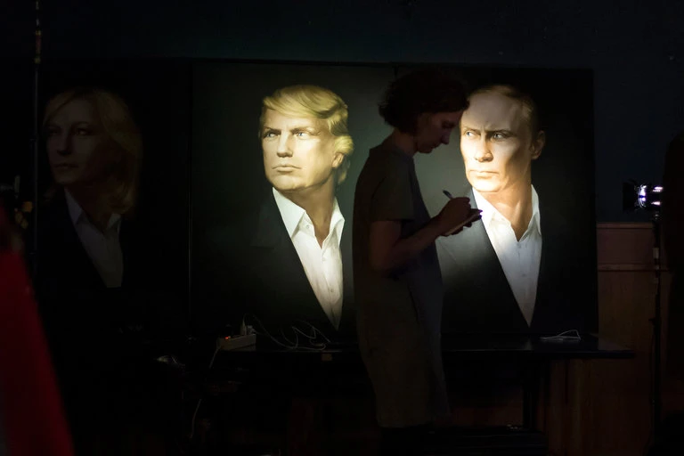 Chân dung hai ông Putin (phải) và Trump tại Moscow (Nga) ngày 9-11.