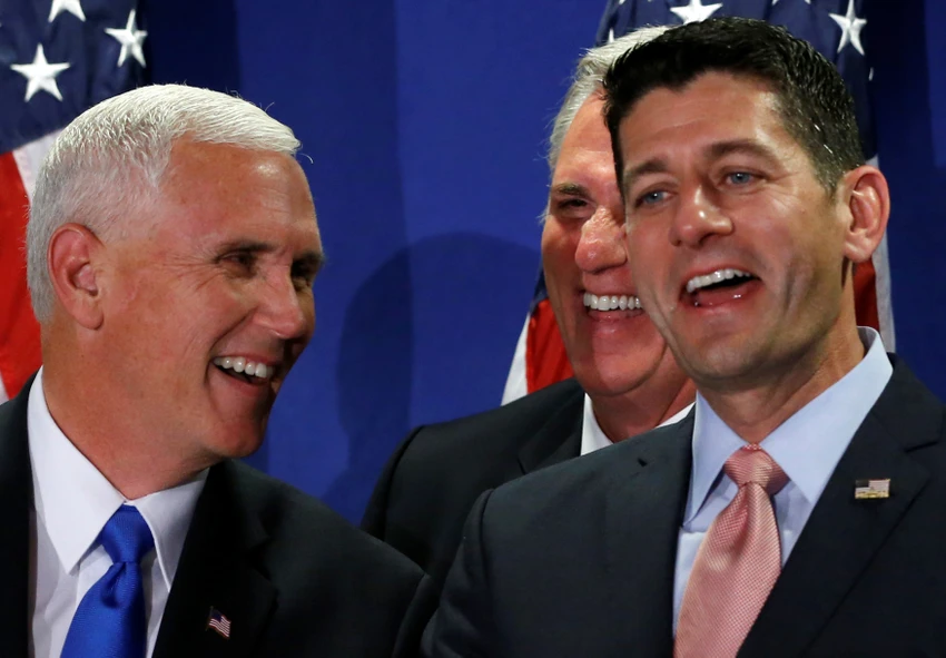 Chủ tịch Hạ viện Paul Ryan (đảng Cộng hòa, phải) cười to khi ứng viên phó tổng thống Cộng hòa Mike Pence (trái) hỏi lý do mình chỉ trích Donald Trump, trong một cuộc họp báo của đảng Cộng hòa hồi tháng 9. 