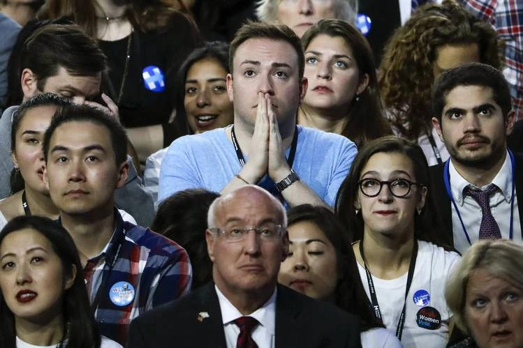 Người ủng hộ bà Clinton hồi hộp theo dõi kết quả bầu cử ở New York, bang nhà của bà Clinton.
