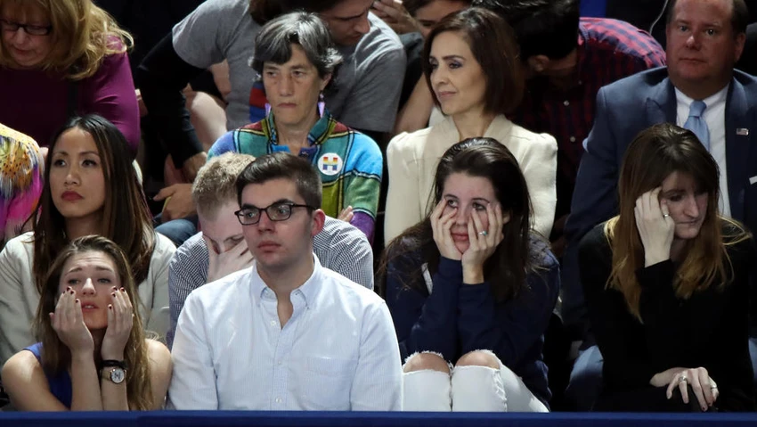 Người ủng hộ bà Clinton theo dõi kết quả bầu cử trong lo âu tại New York tối 8-11.