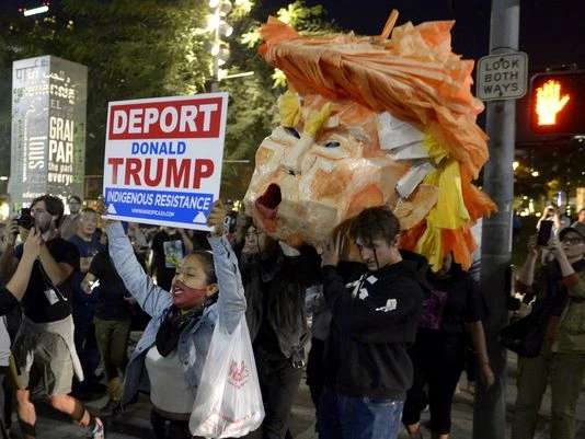 Biểu tình phản đối Trump tại Los Angeles tối 9-11.