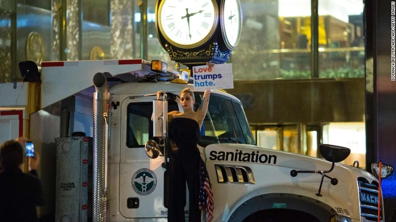 Ngôi sao nhạc pop Lady Gaga biểu tình phản đối ông Trump ở New York. 