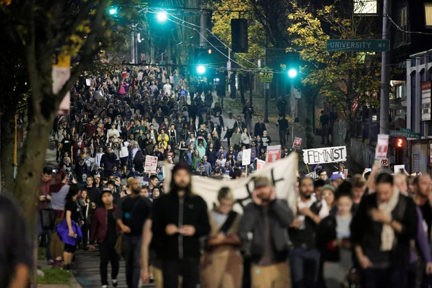 Người dân Mỹ biểu tình phản đối Trump trên đường phố Seattle khuya 10-11. 