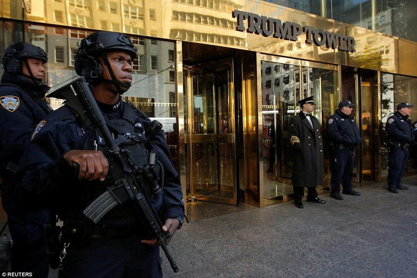 Cảnh sát New York canh gác trước cao ốc Trump Tower. 