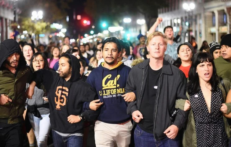 Triệu triệu người ký đơn xin đại cử tri bầu Clinton. Biểu tình phản đối ông Trump ở Oakland (California) tối 9-11. 