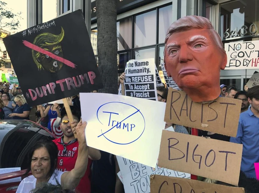 Biểu tình phản đối ông Trump ở Los Angeles ngày 13-11. 