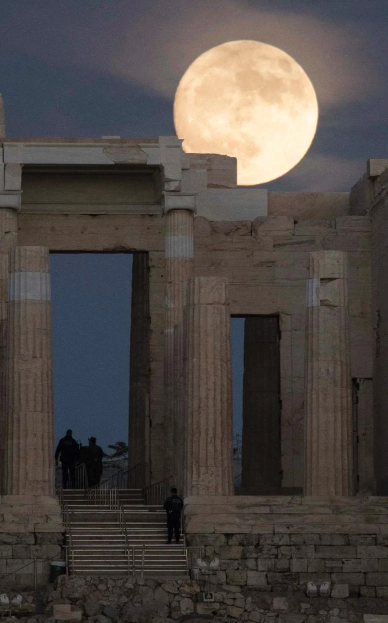 Mặt trăng ở Athens (Hy Lạp) ngày 13-11.