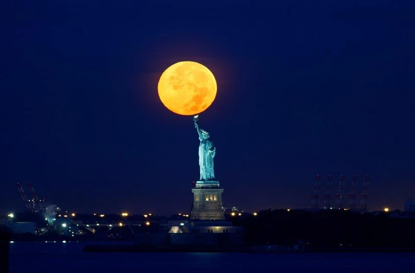 Siêu trăng trên tượng Nữ thần Tự do ở New York (Mỹ) năm 2015.