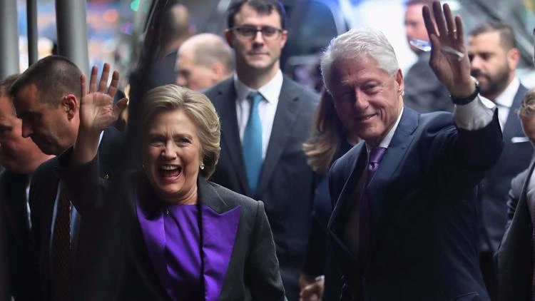 Bà Clinton và chồng là cựu Tổng thống Bill Clinton trong buổi phát biểu nhận thua ngày 9-11.