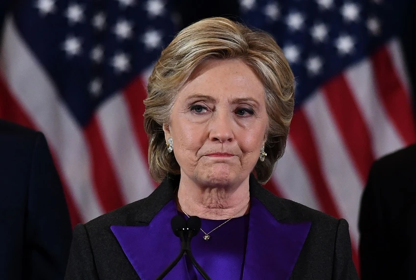 Bà Clinton là ứng viên tổng thống đầu tiên của Mỹ nói lời xin lỗi khi thua cuộc.
