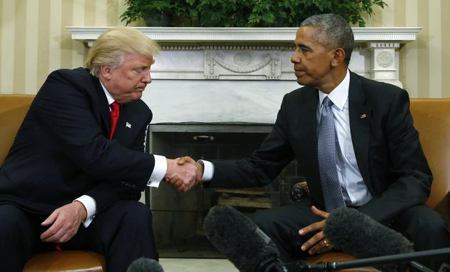 Tổng thống Obama (phải) và ông Trump trong cuộc gặp tại Nhà Trắng ngày 10-11.