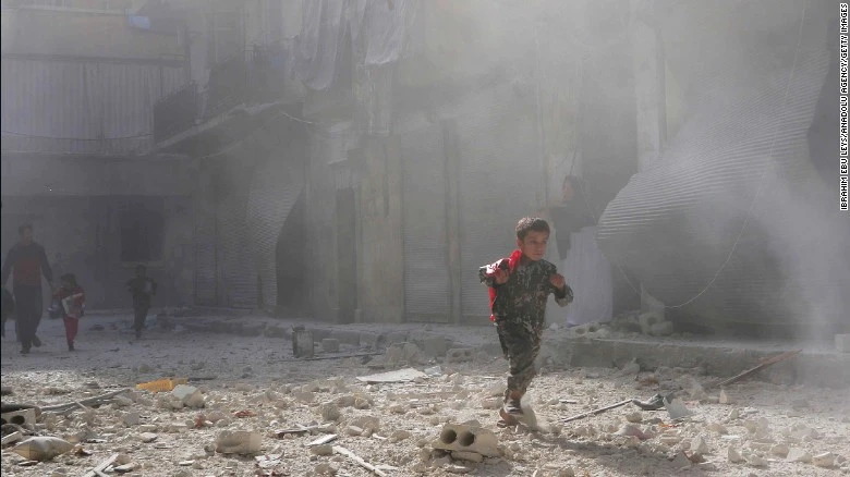 Trẻ em Aleppo chạy khỏi khu vực đánh bom ngày 16-11. 