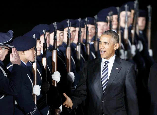 Tổng thống Obama được chào đón tại sân bay. 
