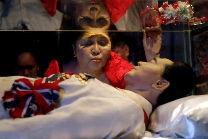 Cựu Đệ nhất phu nhân Imelda Marcos cùng di hài chồng ngày 2-7-2014 tại TP Batac (tỉnh Ilocos Norte, Philippines). 