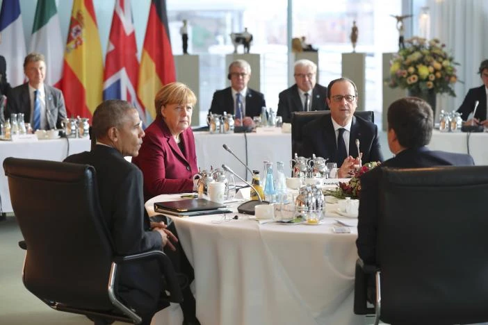 Tổng thống Obama (trái) bàn chính sự lần cuối với các lãnh đạo châu Âu tại Berlin (Đức) ngày 18-11.
