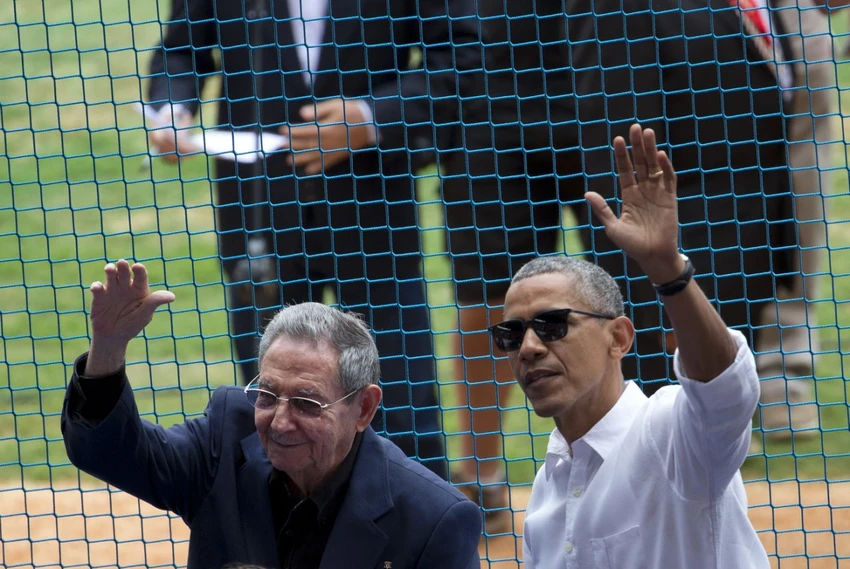 Chủ tịch Raul Castro, em trai Chủ tịch Fidel Castro năm nay 85 tuổi (trái) và Tổng thống Mỹ Barack Obama tại thủ đô Havana (Cuba) ngày 22-3-2016.
