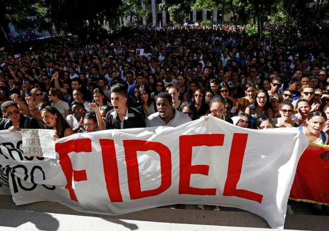 Người dân Cuba tập trung tại Quảng trường Cách mạng ở Havana tiễn đưa Chủ tịch Fidel ngày 28-11. 
