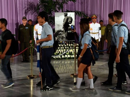 Người dân Cuba viếng Chủ tịch Fidel tại Quảng trưởng Cách mạng ở Havana ngày 28-11. 