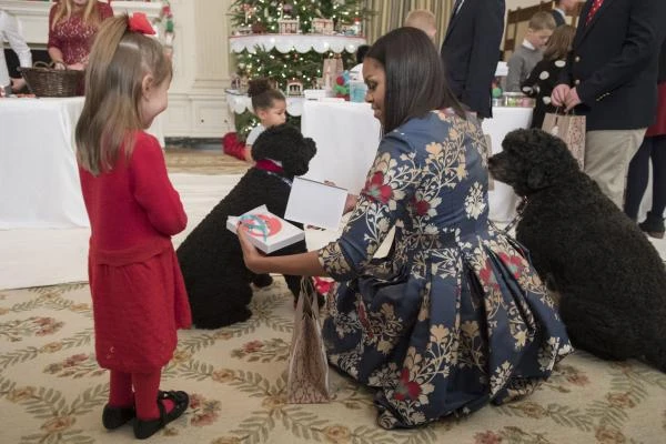 Đệ nhất phu nhân Michelle Obama hướng dẫn con các quân nhân trang hoàng Nhà Trắng đón Giáng sinh và Năm mới.